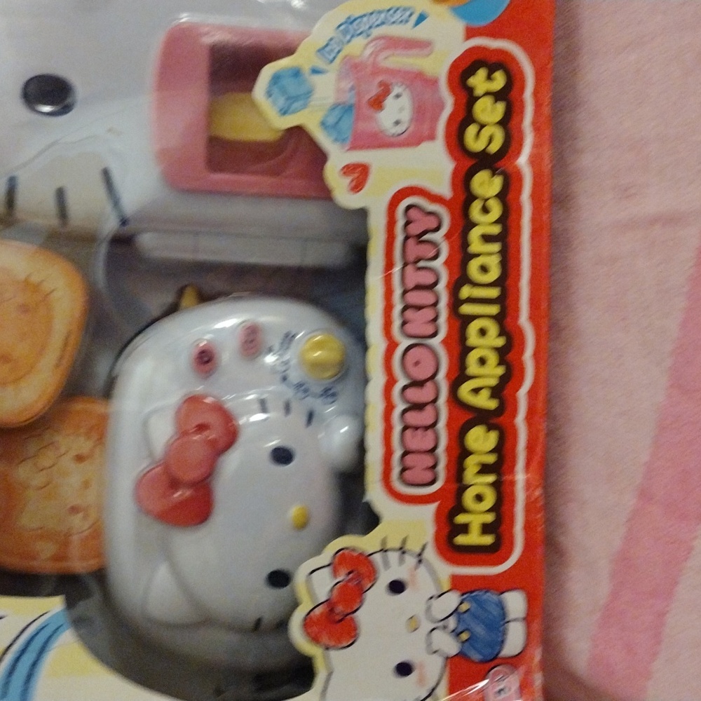 EXCLUSIVE - Hello Kitty Officially Licensed Home Appliance Playset - Picture 8 of 8